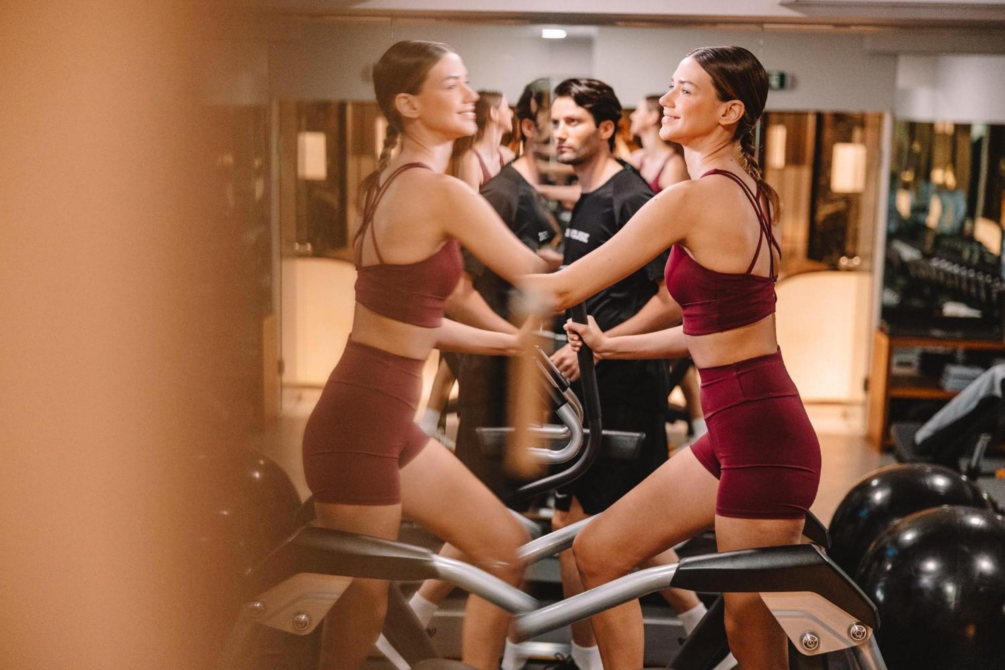 อีเล็คตรา พาเลซ เทสซาโลนิกี Hotel เทสซาโลนิกิ ภายนอก รูปภาพ Two women shaking hands after a workout